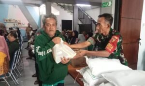 Babinsa Blimbing Kawal Penyaluran Bantuan Pangan Bulog untuk Warga Penerima Manfaat