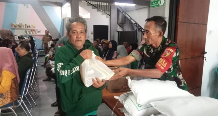 IMG-20260610-WA0052 Babinsa Blimbing Kawal Penyaluran Bantuan Pangan Bulog untuk Warga Penerima Manfaat