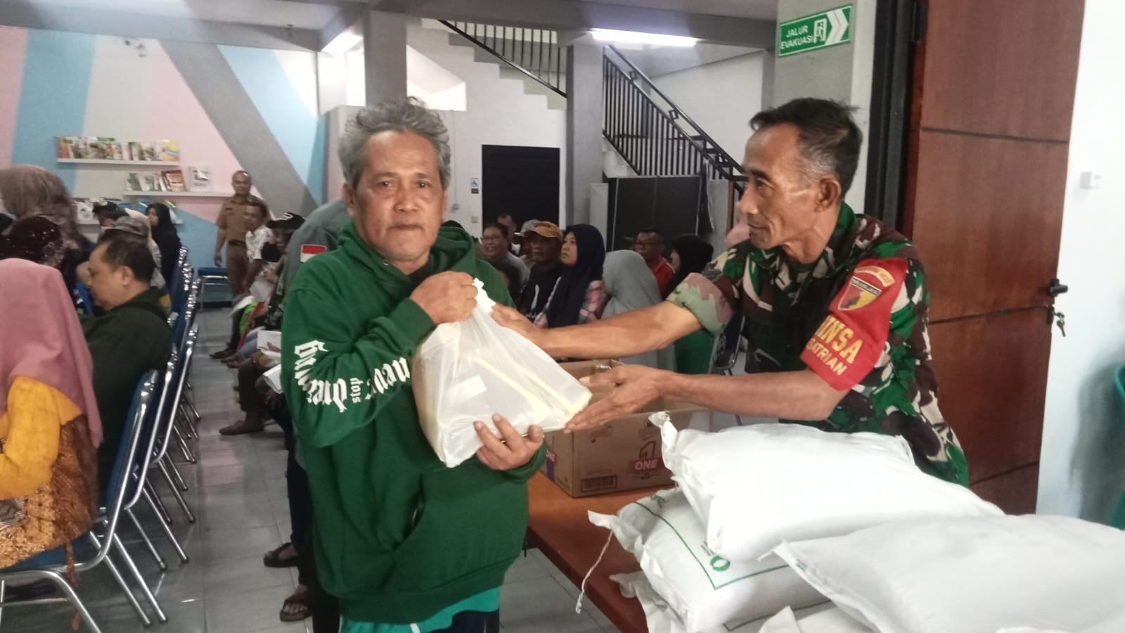 Babinsa Blimbing Kawal Penyaluran Bantuan Pangan Bulog untuk Warga Penerima Manfaat