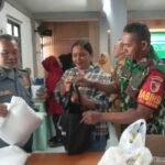 Babinsa Kesatrian Kawal Penyaluran Bantuan Pangan Bulog untuk 327 KPM