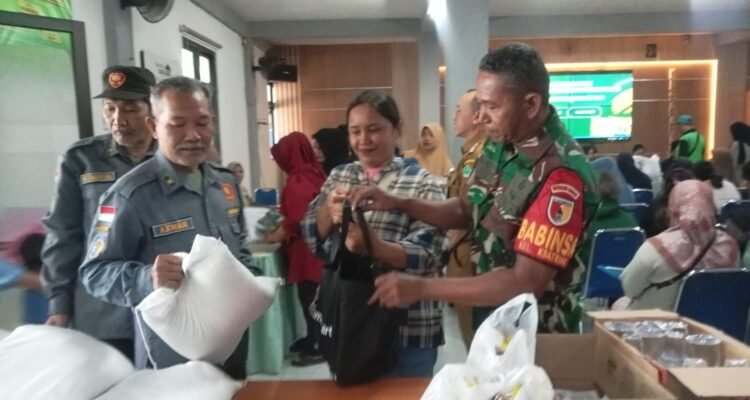 Babinsa Kesatrian Kawal Penyaluran Bantuan Pangan Bulog untuk 327 KPM