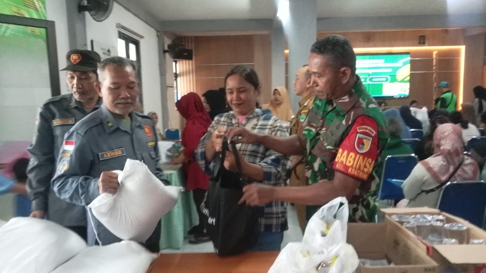 Babinsa Kesatrian Kawal Penyaluran Bantuan Pangan Bulog untuk 327 KPM