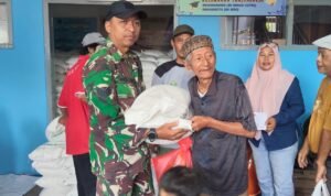 Babinsa Tanjungrejo Dampingi Penyaluran Bantuan Pangan untuk Warga