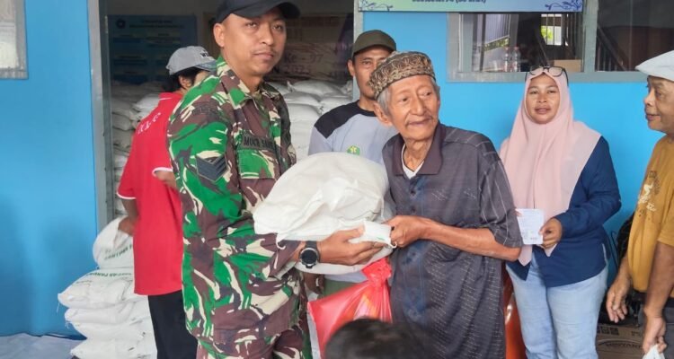 Babinsa Tanjungrejo Dampingi Penyaluran Bantuan Pangan untuk Warga