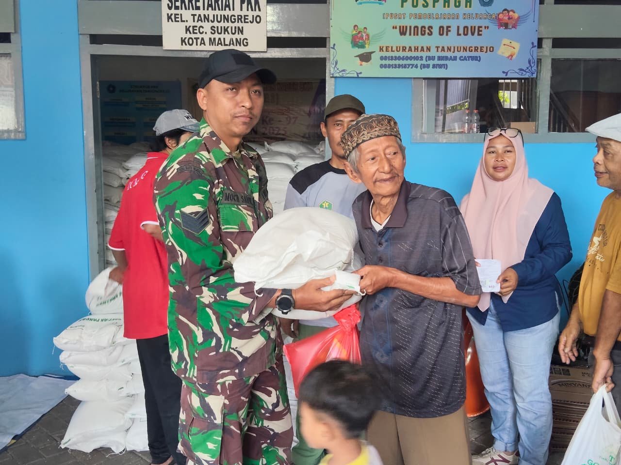 Babinsa Tanjungrejo Dampingi Penyaluran Bantuan Pangan untuk Warga