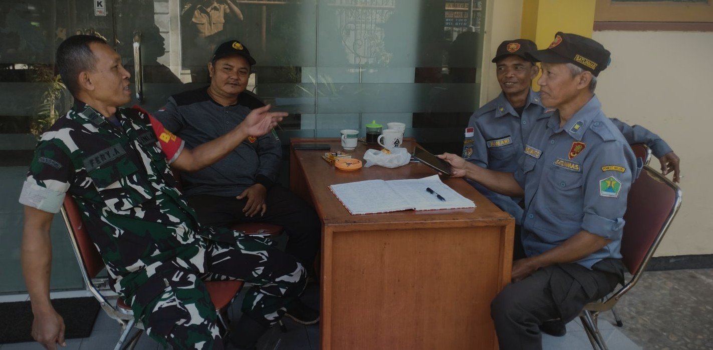 Perkuat Sinergitas Wilayah, Babinsa Dinoyo Gelar Komsos Bersama Tokoh Masyarakat dan Pemuda.