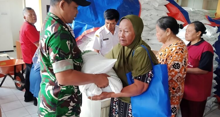 IMG-20260612-WA0024 Babinsa Mulyorejo Kawal Distribusi Bantuan Pangan untuk 1.402 KPM