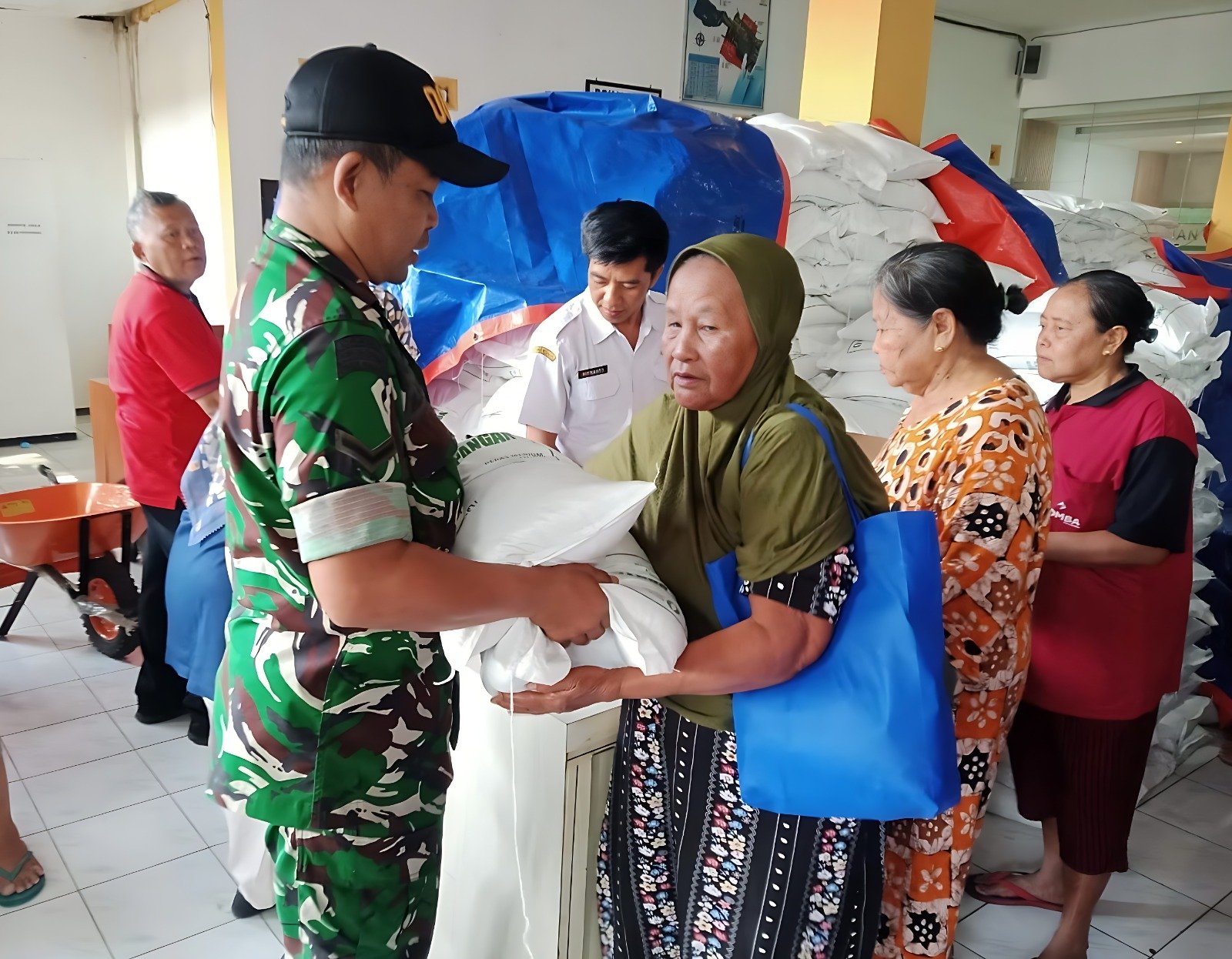 Babinsa Mulyorejo Kawal Distribusi Bantuan Pangan untuk 1.402 KPM