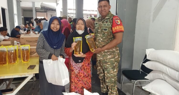 Babinsa Karangbesuki Kawal Penyaluran Bantuan Pangan Tahap II Tahun 2026 untuk 629 KPM.