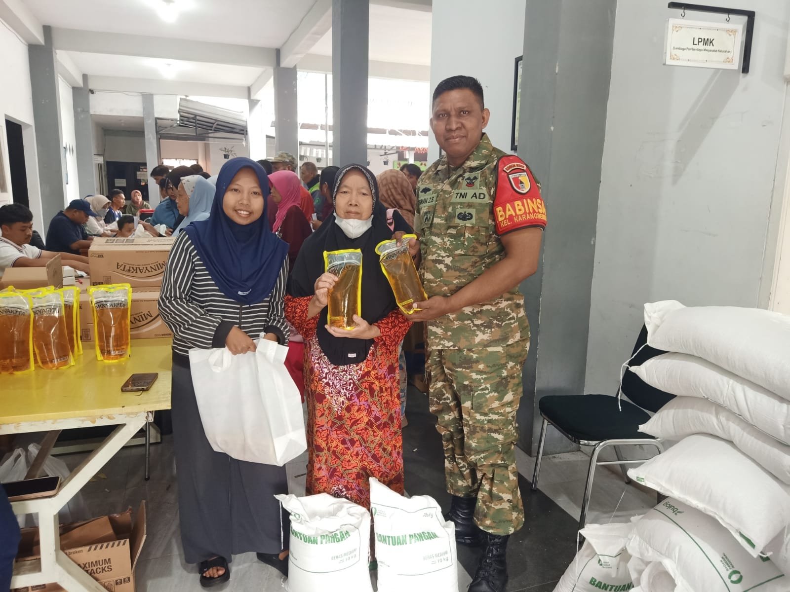 Babinsa Karangbesuki Kawal Penyaluran Bantuan Pangan Tahap II Tahun 2026 untuk 629 KPM.