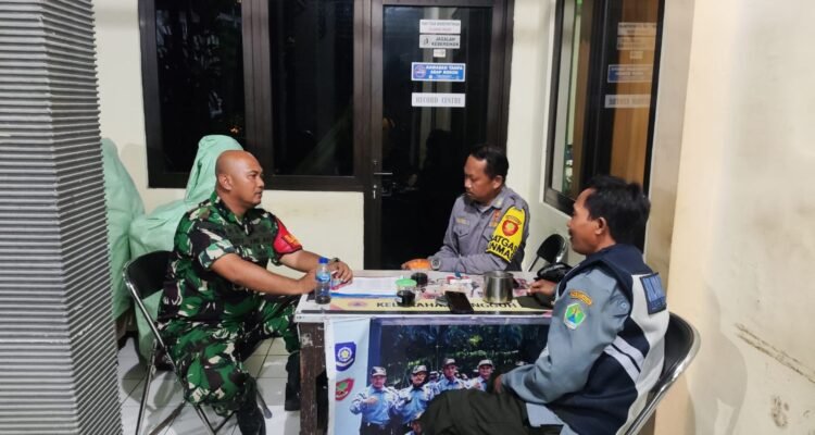Babinsa Kedungkandang Komsos Bersama Linmas Buring, Perkuat Sinergi Jaga Keamanan dan Ketertiban Wilayah