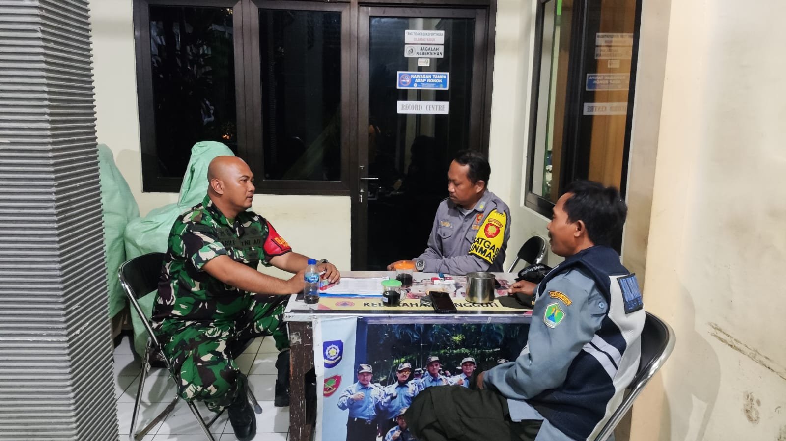 Babinsa Kedungkandang Komsos Bersama Linmas Buring, Perkuat Sinergi Jaga Keamanan dan Ketertiban Wilayah