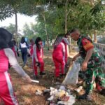 Babinsa Pandanwangi Pelopori Kerja Bakti Bersama Warga dan Pelajar, Wujudkan Lingkungan Bersih dan Sehat.