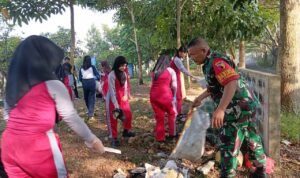 IMG-20260614-WA0016 Babinsa Pandanwangi Pelopori Kerja Bakti Bersama Warga dan Pelajar, Wujudkan Lingkungan Bersih dan Sehat.