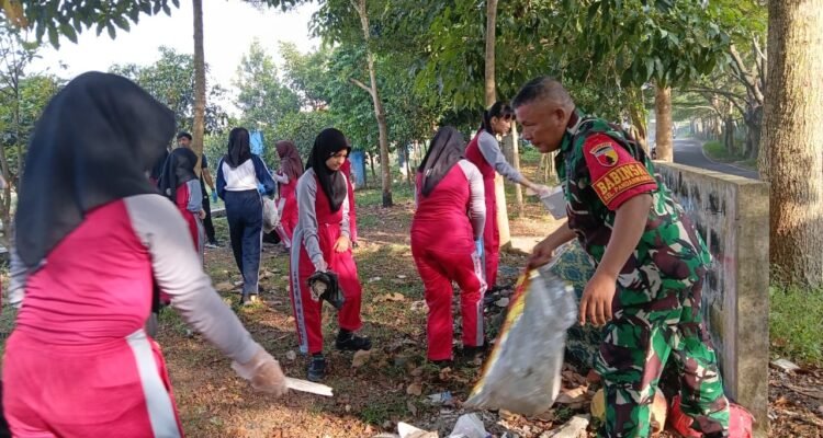 Babinsa Pandanwangi Pelopori Kerja Bakti Bersama Warga dan Pelajar, Wujudkan Lingkungan Bersih dan Sehat.