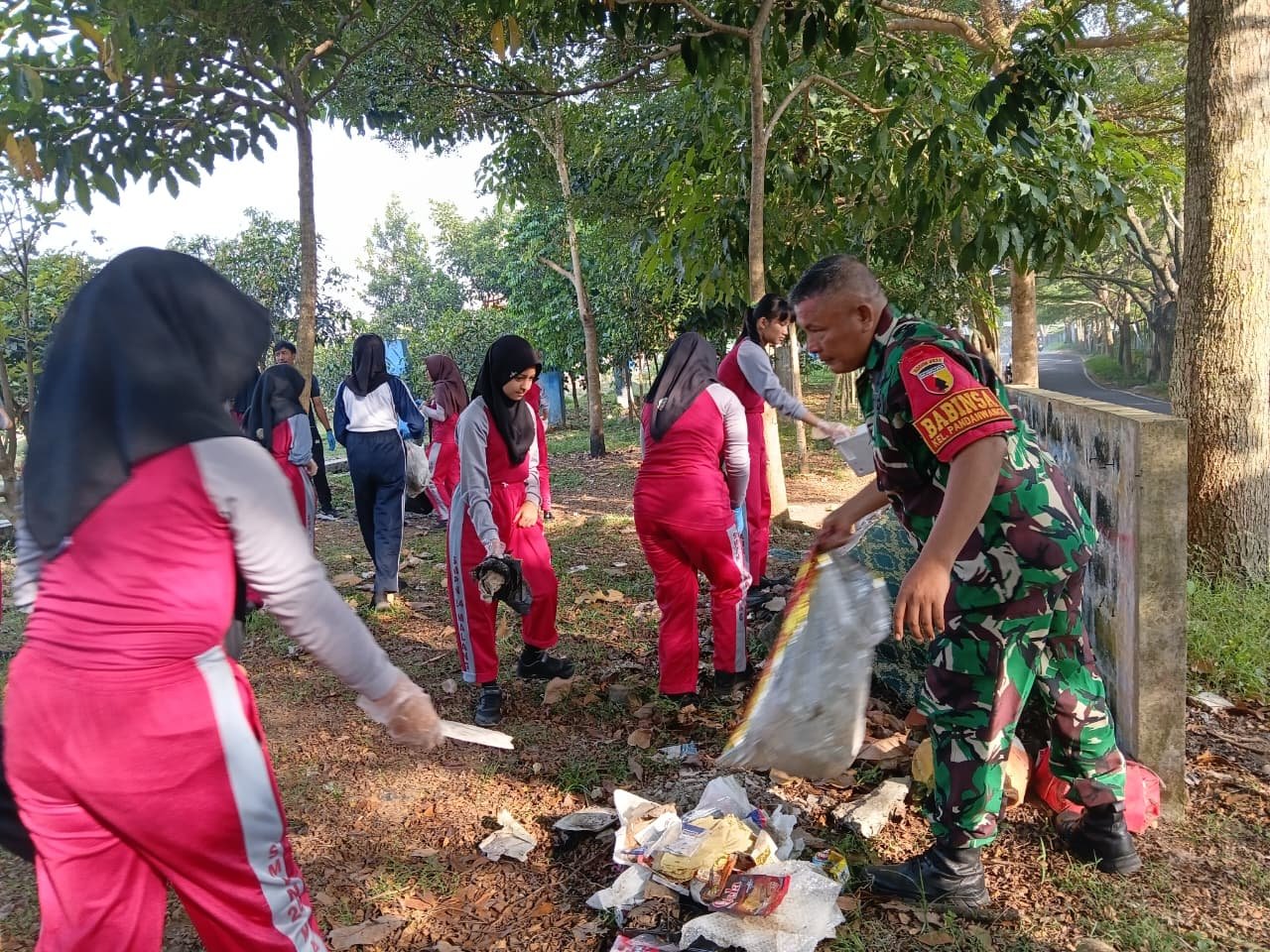 Babinsa Pandanwangi Pelopori Kerja Bakti Bersama Warga dan Pelajar, Wujudkan Lingkungan Bersih dan Sehat.