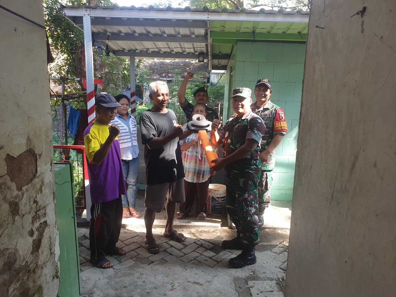 Kodim 0833/Kota Malang Rehab Jamban Sehat di Kampung Putih, Tingkatkan Kualitas Sanitasi Warga