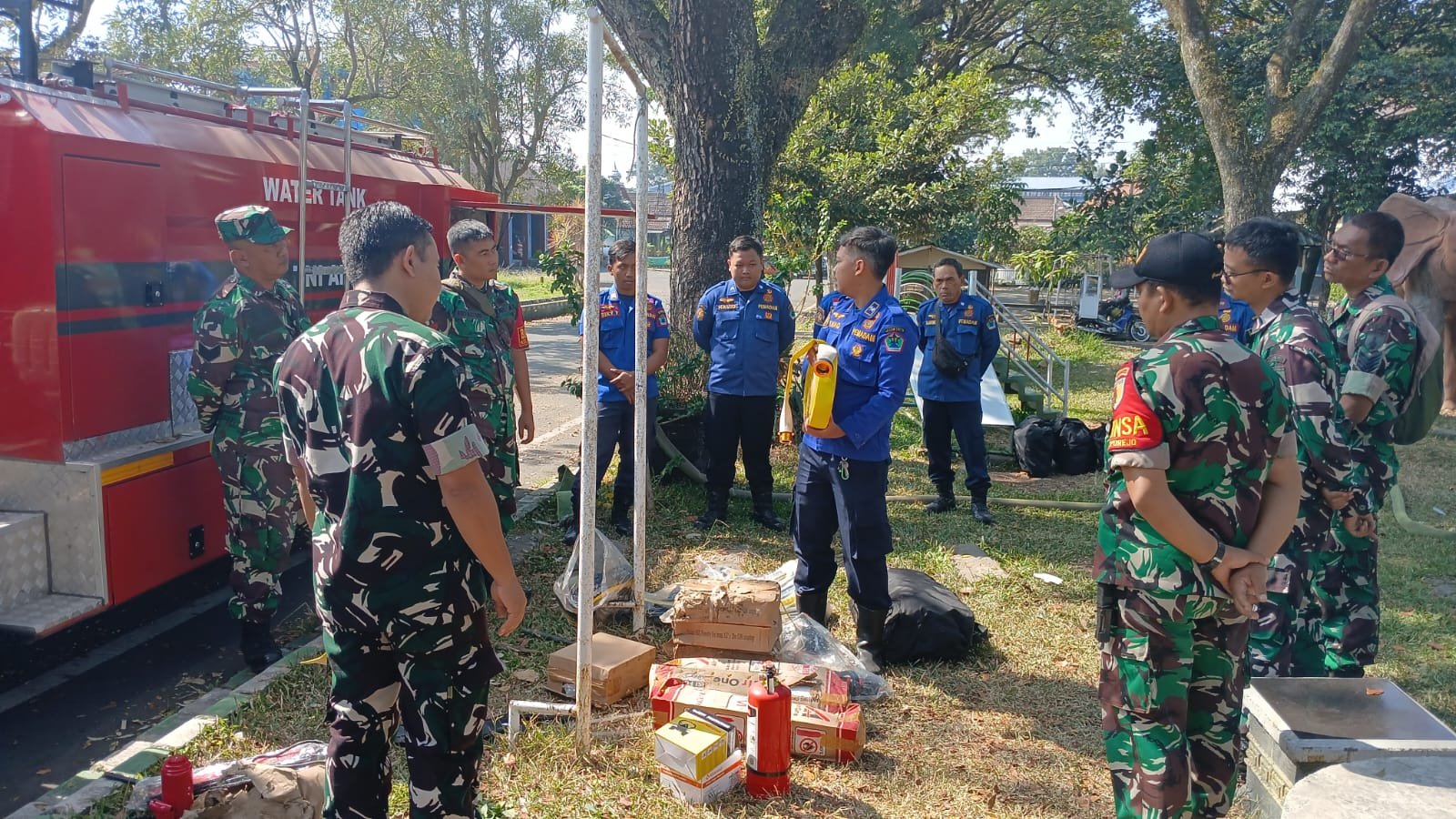 Tingkatkan Kesiapsiagaan Bencana, Personel Kodim 0833 Berlatih Penanggulangan Kebakaran Bersama Damkar Kota Malang