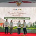 Dukung Perhutanan Sosial Jawa Timur, Dekan FBiPK UB Raih Penghargaan Gubernur