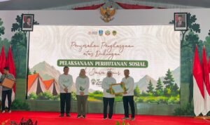 Dukung Perhutanan Sosial Jawa Timur, Dekan FBiPK UB Raih Penghargaan Gubernur