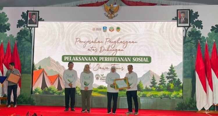 Dukung Perhutanan Sosial Jawa Timur, Dekan FBiPK UB Raih Penghargaan Gubernur
