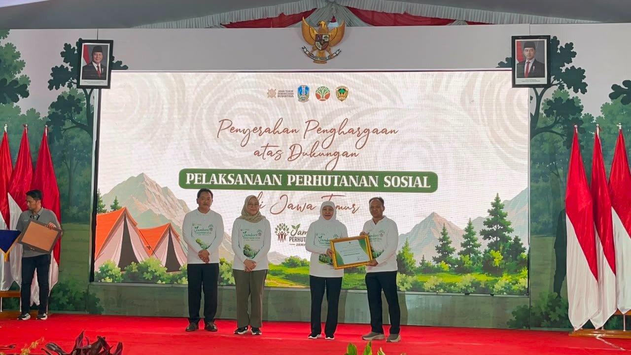 Dukung Perhutanan Sosial Jawa Timur, Dekan FBiPK UB Raih Penghargaan Gubernur
