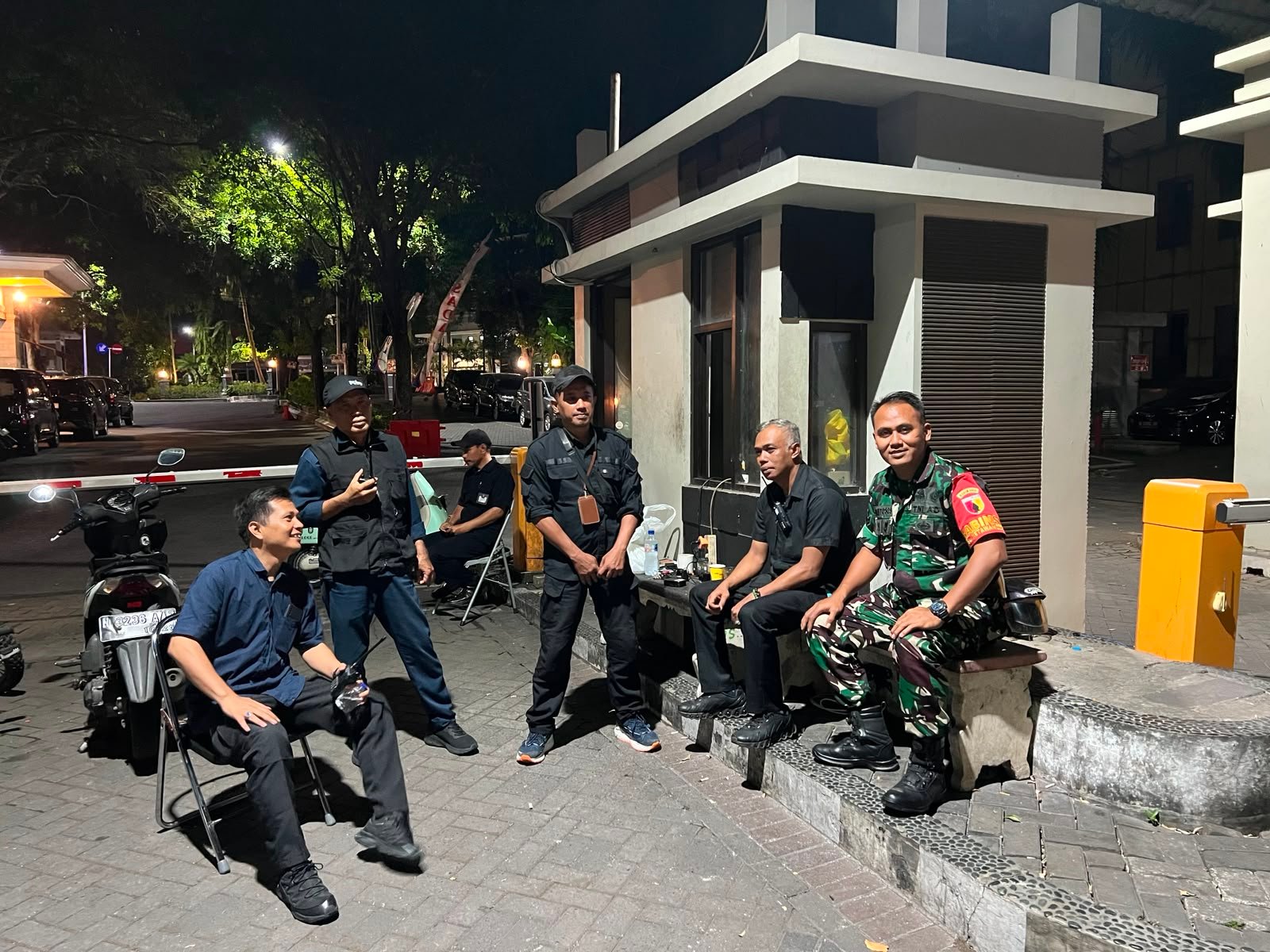 Perkuat Sinergitas Keamanan, Babinsa Lowokwaru Komsos Bersama Security Universitas Brawijaya
