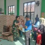 Sentuhan Hangat Kowad Koramil Kedungkandang Warnai Pembagian Sembako di Kota Lama