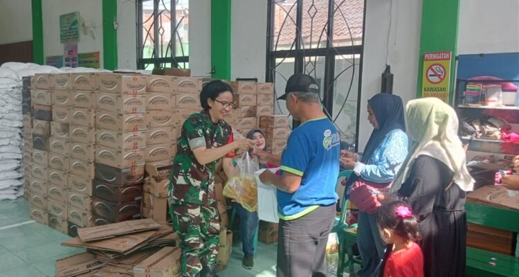 Sentuhan Hangat Kowad Koramil Kedungkandang Warnai Pembagian Sembako di Kota Lama