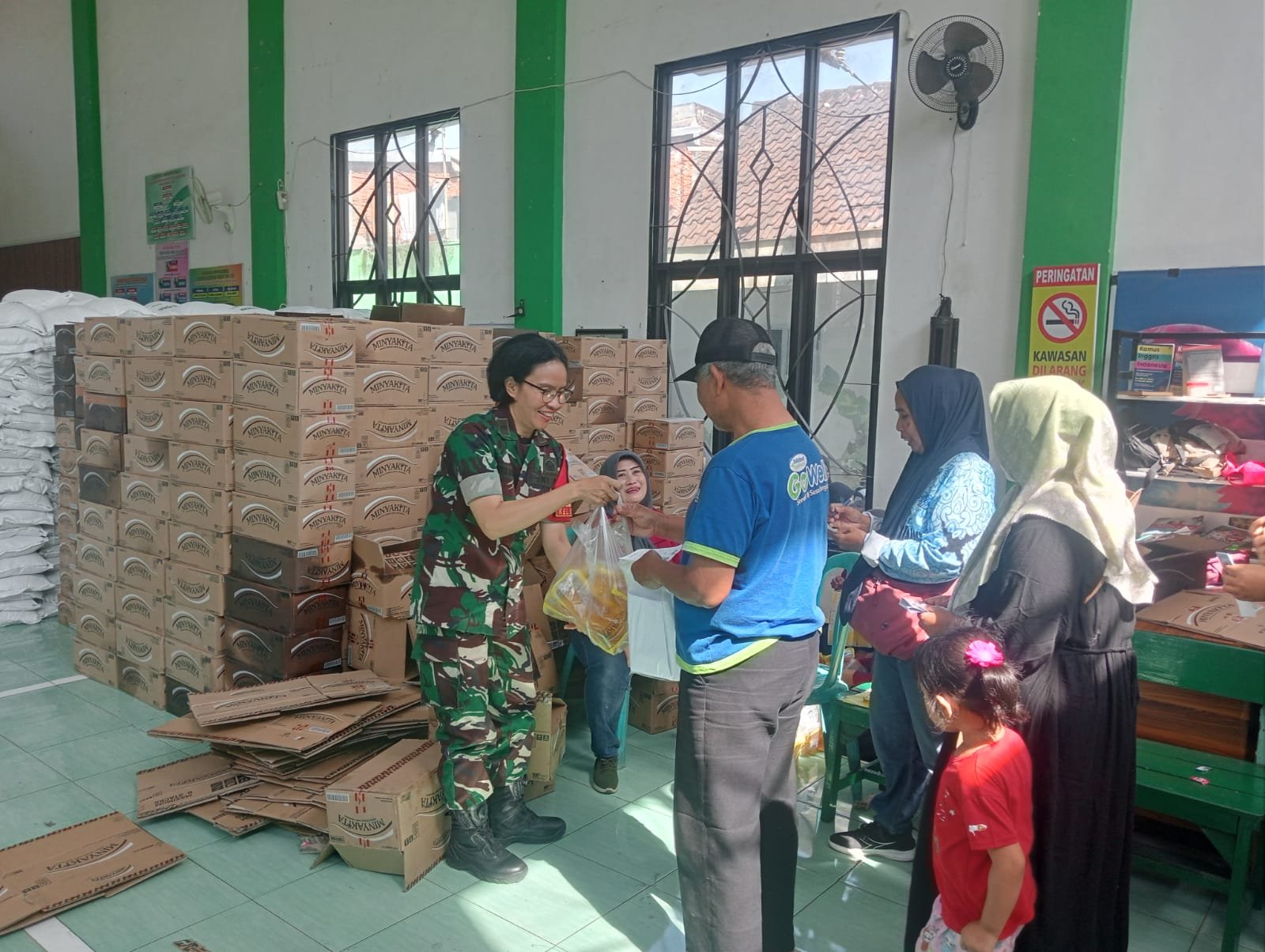 Sentuhan Hangat Kowad Koramil Kedungkandang Warnai Pembagian Sembako di Kota Lama