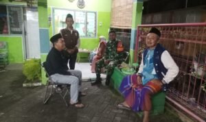Babinsa Karang Besuki Perkuat Kedekatan dengan Warga Melalui Komsos Dialogis