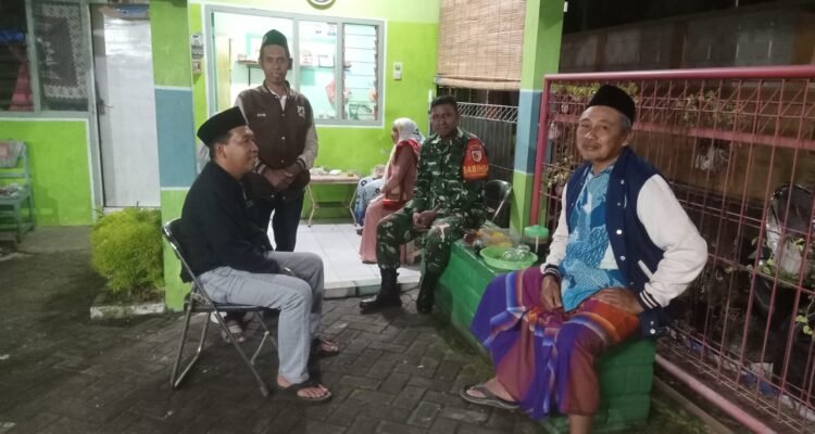 Babinsa Karang Besuki Perkuat Kedekatan dengan Warga Melalui Komsos Dialogis