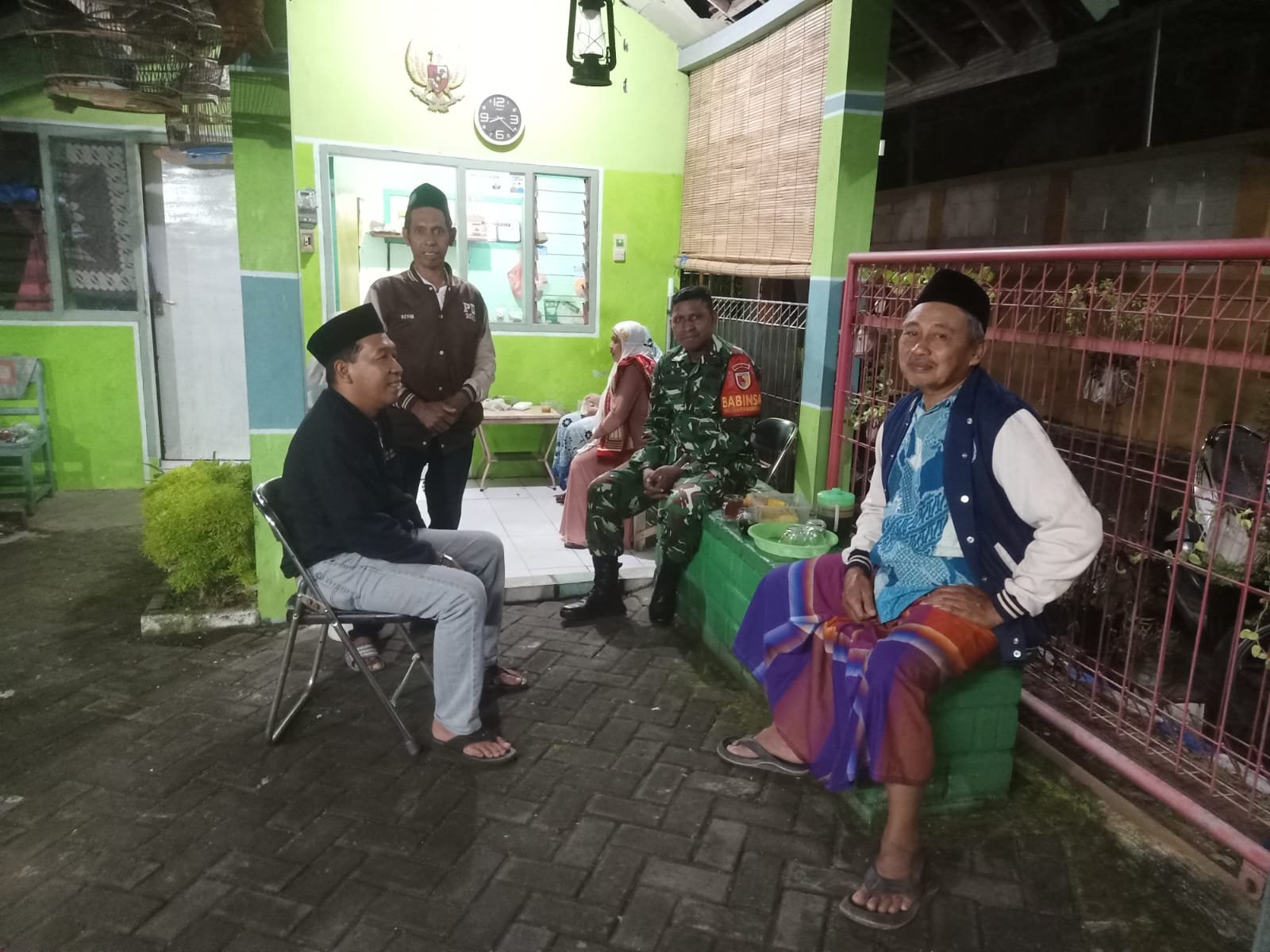 Babinsa Karang Besuki Perkuat Kedekatan dengan Warga Melalui Komsos Dialogis