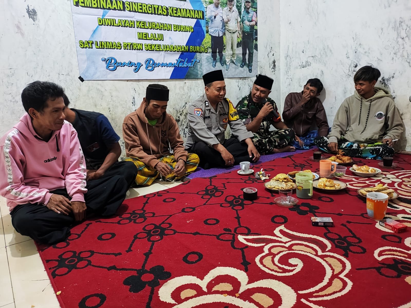 Babinsa Kedungkandang Komsos Bersama Warga, Perkuat Kondusivitas Jelang Pentas Bantengan