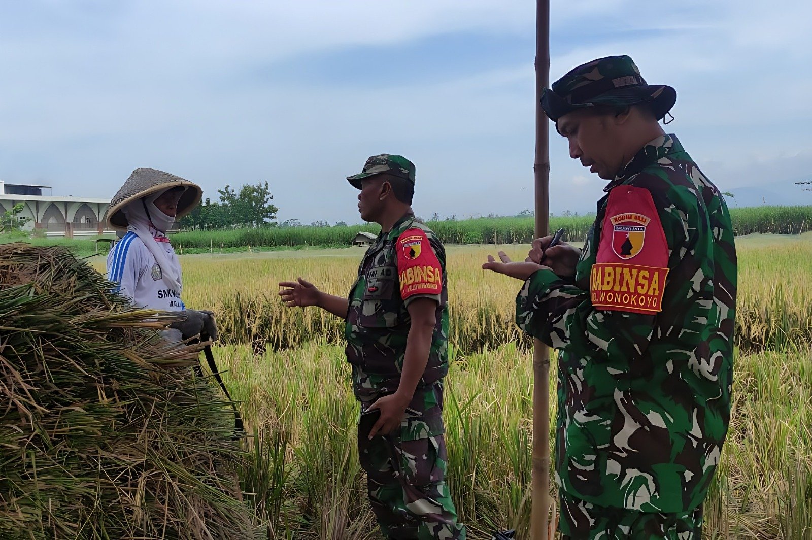 Babinsa Koramil Kedungkandang Gelar Komsos Dialogis Bersama Petani, Serap Aspirasi Warga