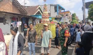 Babinsa Pandanwangi Amankan Tradisi Bersih Desa, Wujudkan Kegiatan Aman dan Kondusif