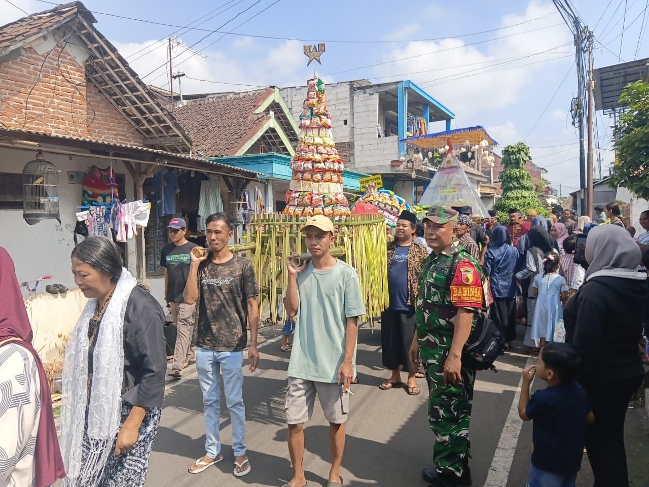 Babinsa Pandanwangi Amankan Tradisi Bersih Desa, Wujudkan Kegiatan Aman dan Kondusif