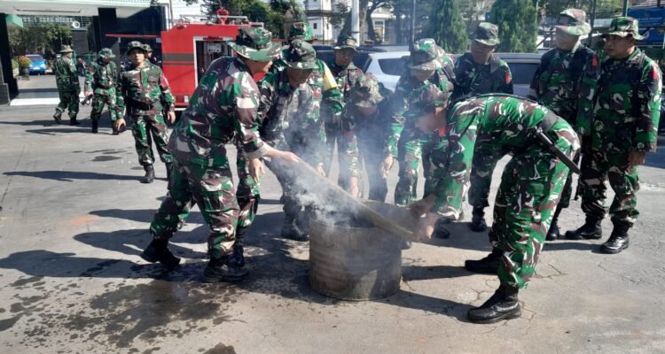 IMG-20260623-WA0008 Tingkatkan Kesiapsiagaan, Kodim 0833 Gelar Latihan Penanggulangan Bahaya Kebakaran di Makodim.