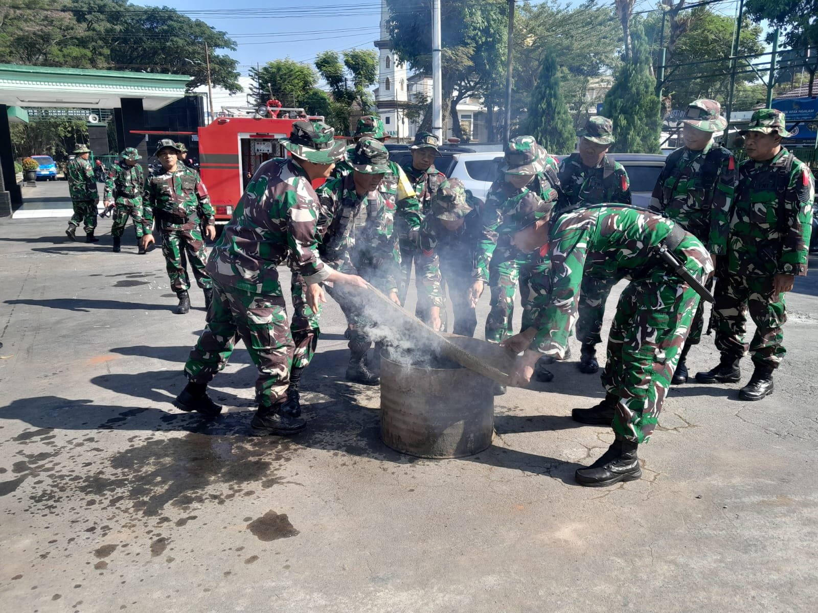 Tingkatkan Kesiapsiagaan, Kodim 0833 Gelar Latihan Penanggulangan Bahaya Kebakaran di Makodim.