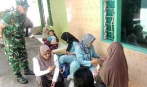 Babinsa Mergosono Dampingi Percepatan Imunisasi Campak, Tingkatkan Kesadaran Warga Jaga Kesehatan Anak
