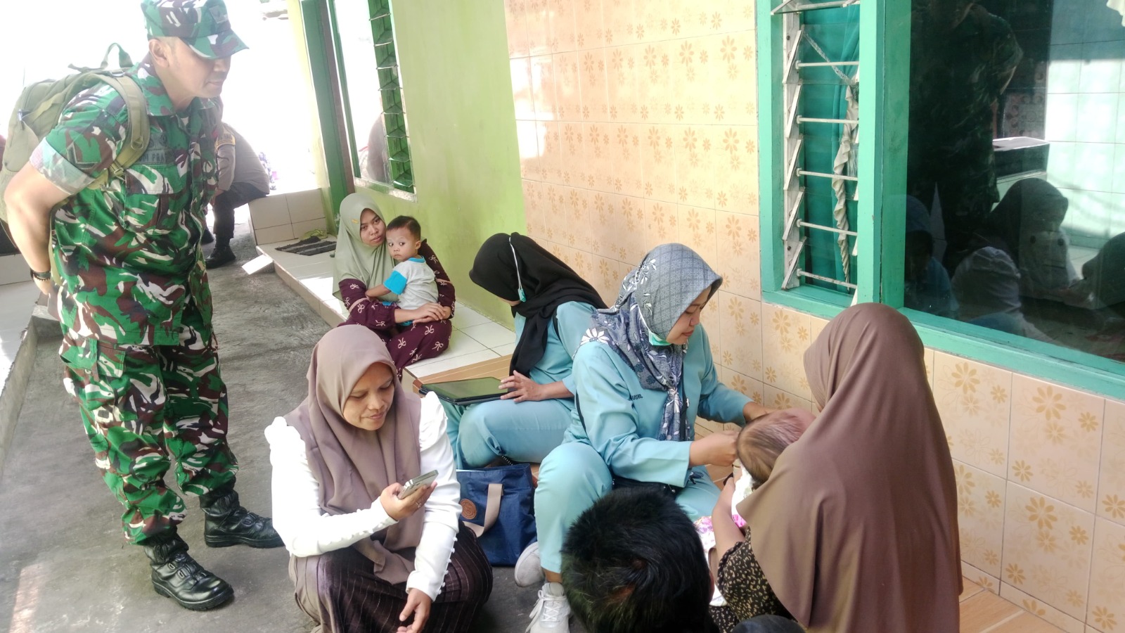 Babinsa Mergosono Dampingi Percepatan Imunisasi Campak, Tingkatkan Kesadaran Warga Jaga Kesehatan Anak