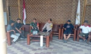 Babinsa Bunulrejo Bersama Tiga Pilar Gelar Komsos dengan Tokoh Masyarakat