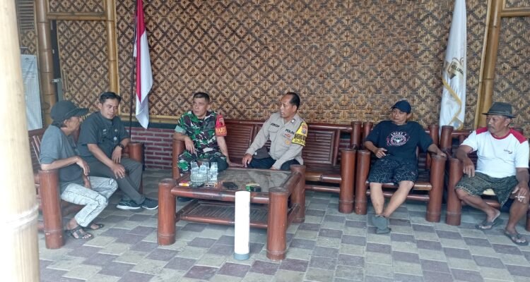 Babinsa Bunulrejo Bersama Tiga Pilar Gelar Komsos dengan Tokoh Masyarakat