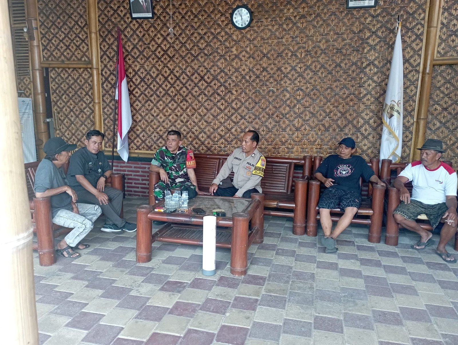 Babinsa Bunulrejo Bersama Tiga Pilar Gelar Komsos dengan Tokoh Masyarakat