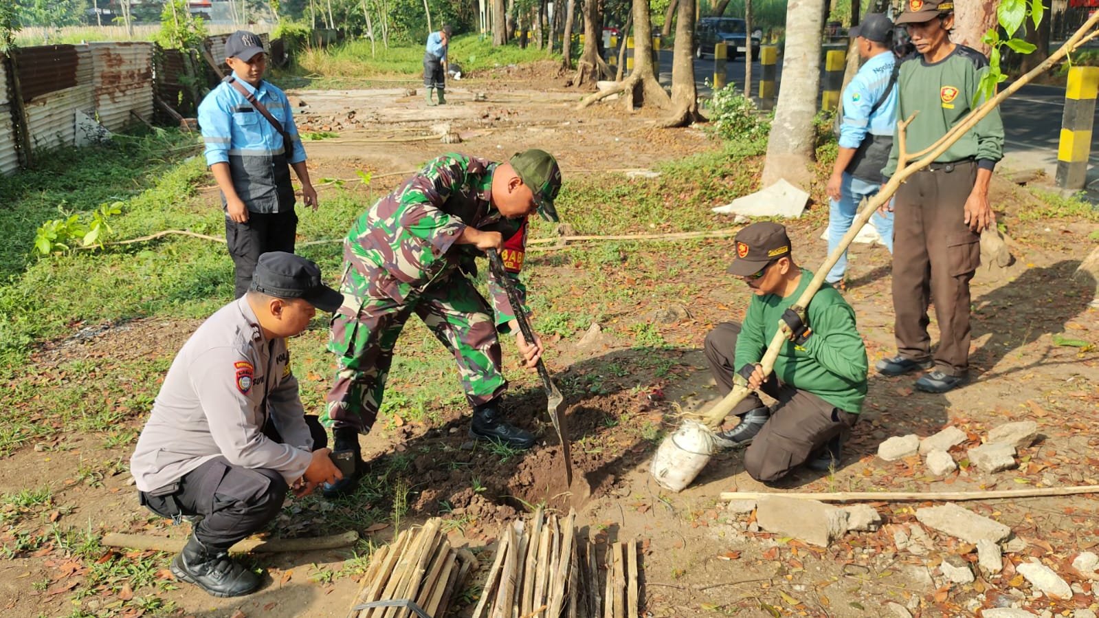 Koramil Kedungkandang Bersama DLH Wujudkan RTH Asri Lewat Penanaman 100 Pohon Tabebuya