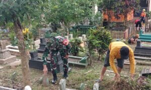 Ciptakan Lingkungan Bersih, Babinsa Sukun Bersama Warga Gelar Kerja Bakti di Makam Klaseman