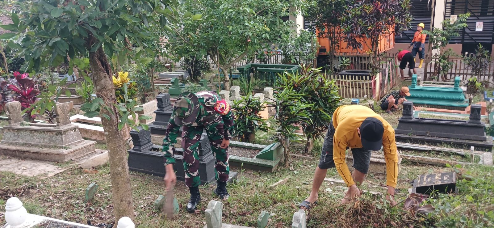 Ciptakan Lingkungan Bersih, Babinsa Sukun Bersama Warga Gelar Kerja Bakti di Makam Klaseman