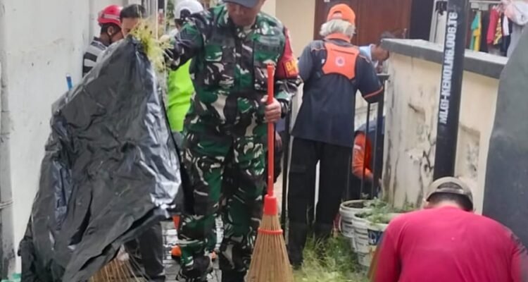 Babinsa Klojen Dukung Gerakan Angkut Sampah dan Sedimen (GASS), Wujudkan Lingkungan Bersih dan Sehat