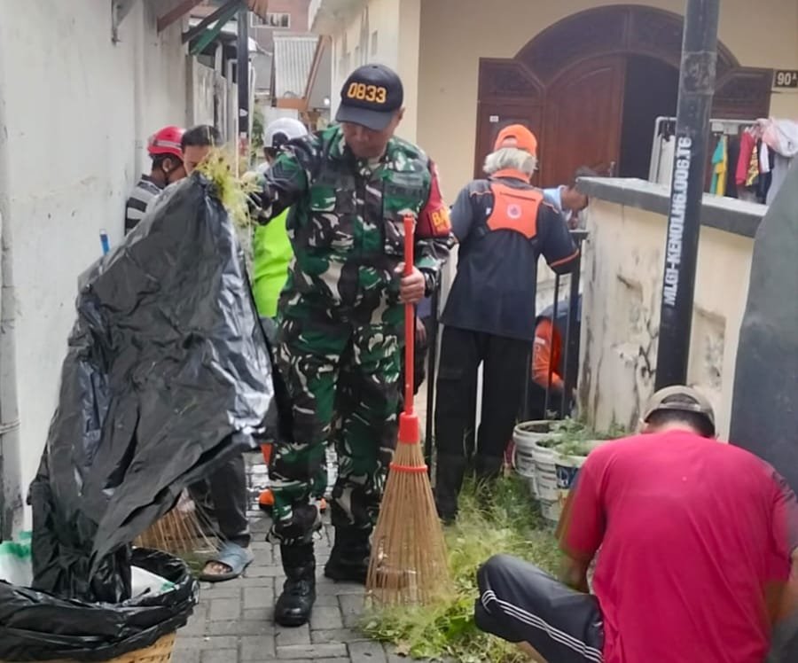 Babinsa Klojen Dukung Gerakan Angkut Sampah dan Sedimen (GASS), Wujudkan Lingkungan Bersih dan Sehat