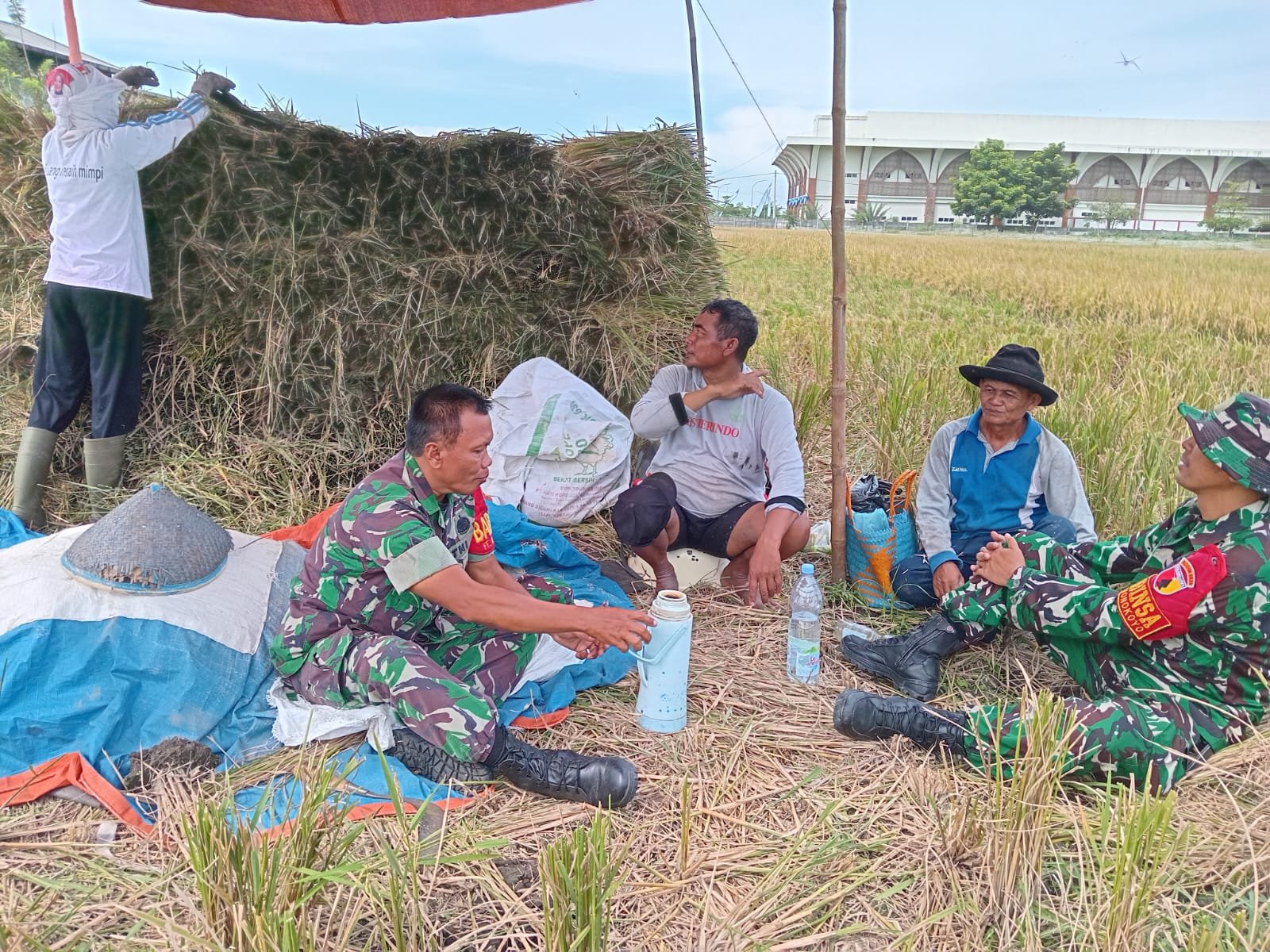 Babinsa Koramil Kedungkandang Jalin Komunikasi Humanis dengan Petani di Wilayah Binaan